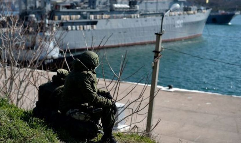 Forcat ruse patrullojnë pranë anijes Slavutich në port të qytetit  Sevastopol të Ukrainës, më 5 mars, 2014.