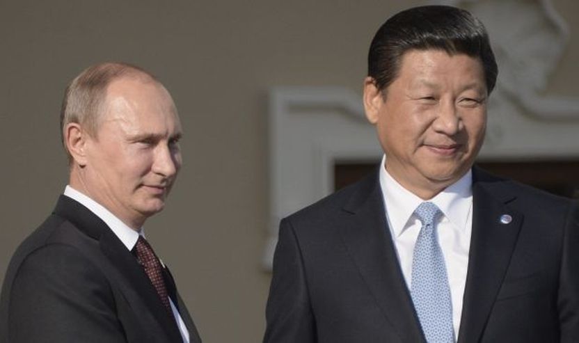 Kryetari i Rusisë, Vladimir Putin përshëndet kryetarin e Kinës, Xi Jinping gjatë një samiti në Shën Petersburg.