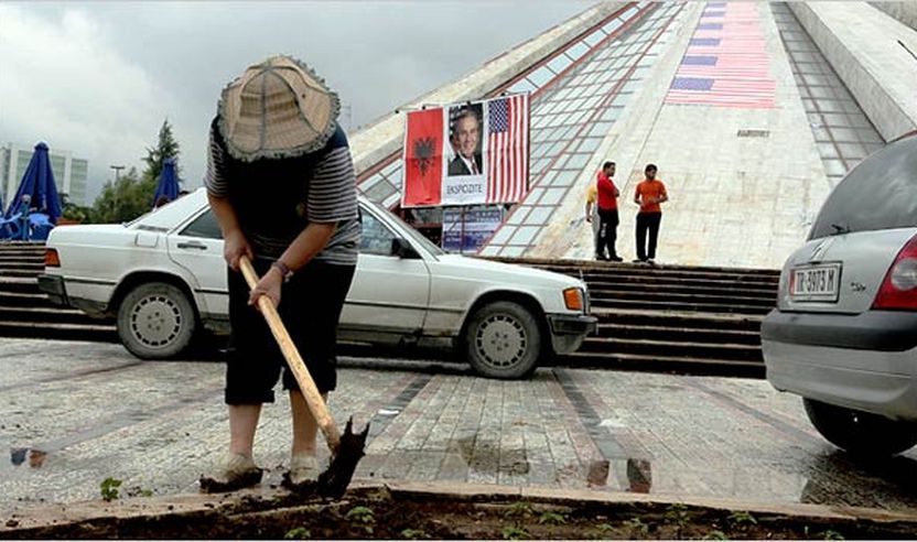 Piramida e Enver Hoca-së para se të vizituar e Bush