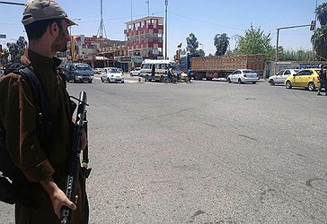 Një luftëtar i frymëzuar nga Al Kaida  i Shtetit Islamik të Irakut dhe Levant (ISIS) merr kontrollin e trafikut në qytetin verior të Mosulit, 225 kilometra në veriperëndim të Bagdadit, Irak, e diel, qershor 22, 2014. AP