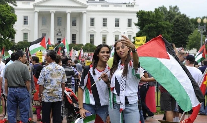 Protestë pro-palestineze, kundër masakrave të  Izraelit në Gaza, para Shtëpisë së Bardhë në Washington,  më 2 Gusht 2014