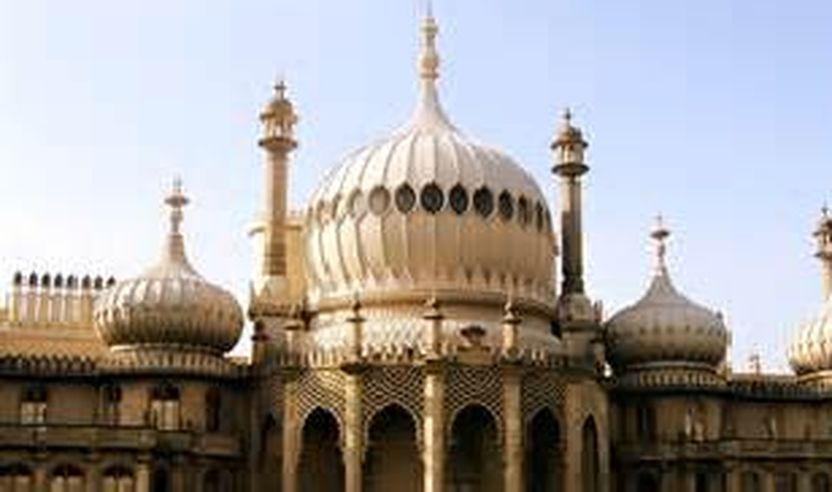 Pavioni Mbretëror (1787-1823) në Brighton, Angli Një shembull mjeshtëror arkitektural “me stil oriental”, me kupola dhe harqe.