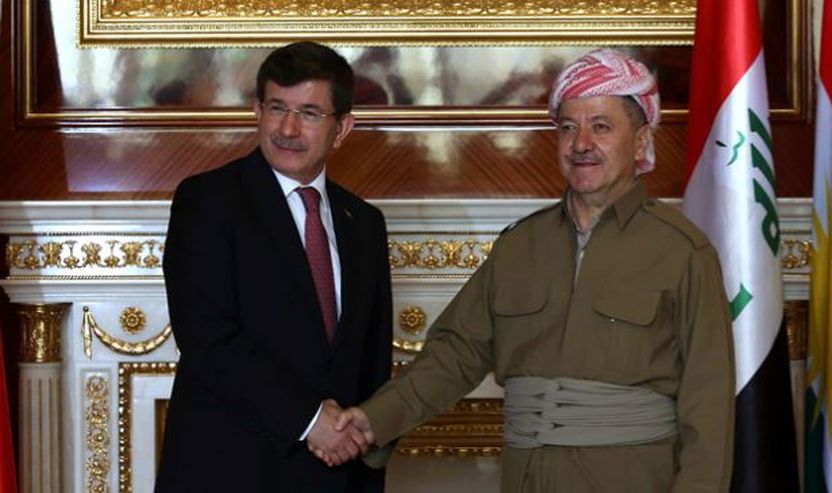 Kryeministri i Turqisë, Ahmet Davutoglu, shtrëngon dorën me Kryetarin e Qeverisë Rajonale të Kurdistanit, Masud Barzani,  të Irakut, në qytetin Erbil, e premte, nëntor 21, 2014.