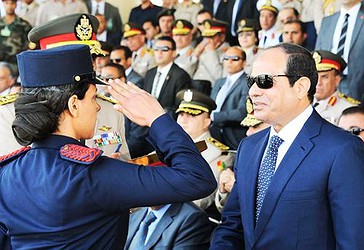 Kryetari i Egjiptit, Abdel Fattah al-Sisi, përshëndet një të diplomuar gjatë një ceremonie të diplomimit në Akademisë Ushtarake në Kajro.