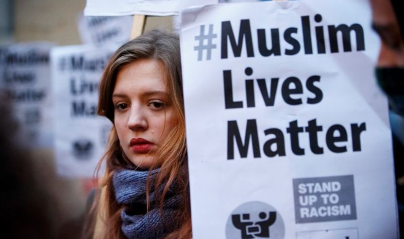 Mungesa e mbulimit të vrasjeve të tre muslimanëve të rinj në Karolinën e Veriut u kritikua nga demonstruesit