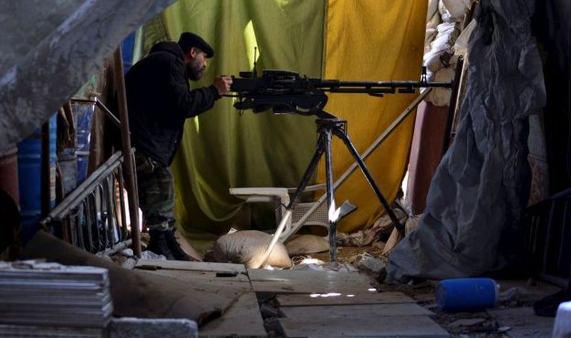 Një burrë palestinez ruan një post në kampin e refugjatëve palestinez në Yarmuk, më 6 prill, 2015.