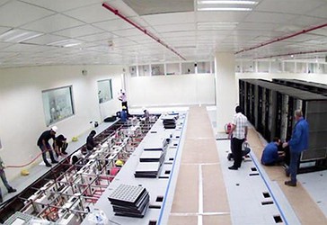 Një pamje  e marrë nga një video e postuar në faqen e internetit të Universitetit  të Shkencës dhe Teknologjisë  ”Mbreti Abdullah” (KAUST) tregon inxhinierë dhe teknikë duke instaluar kompjuterin Cray XC40 në Kampusin e Universitetit në Thuwal