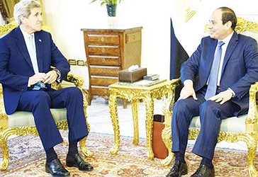 Presidenti i Egjiptit Abdel-Fatah El-Sisi me Sekretarin Amerikan të Shtetit John Kerry në Kajro. (AP)