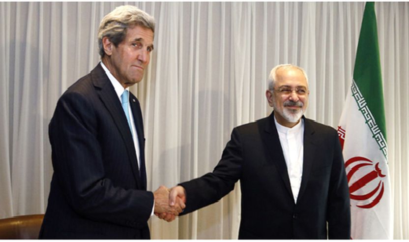 Ministri i Jashtëm i Iranit, Muhammed Xhevad  Zarif shtrëngon dorën  më 14 janar, 2015 me Sekretarin Amerikan të Shtetit, John Kerry në Gjenevë. (Foto: Images RICK Wilking / AFP / Getty)
