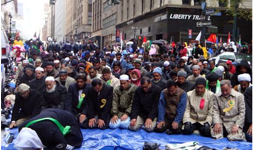 Besimtarët musliman duke falur namazin e xhumasë,  në Madison Ave. në New York City.