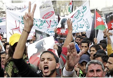 Jordanezë me parulla kundër xhihadistëve gjatë një demonstrate më 6 shkurt 2015 në kryeqytetin e Jordanit, në Aman