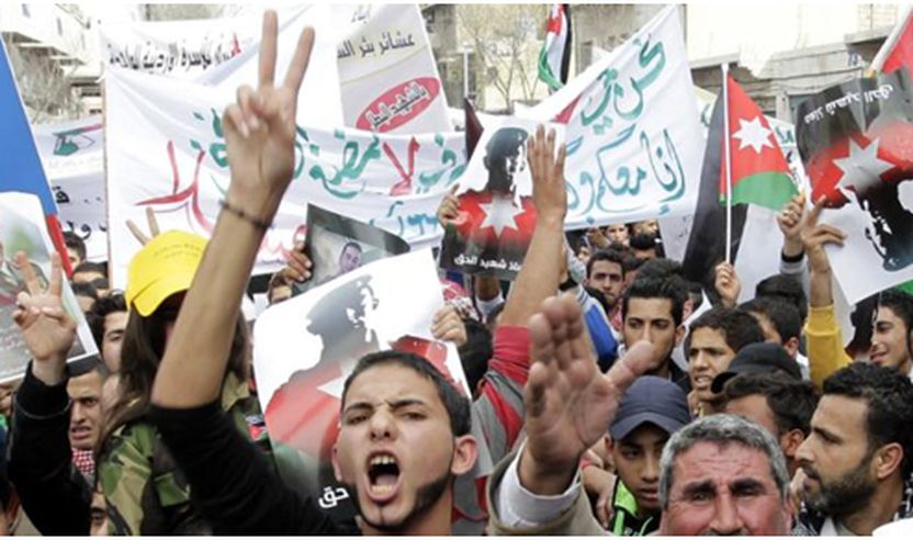 Jordanezë me parulla kundër xhihadistëve gjatë një demonstrate më 6 shkurt 2015 në kryeqytetin e Jordanit, në Aman