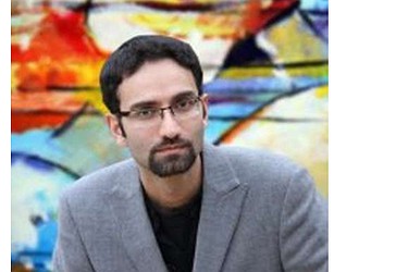 Arash Shirinbab është fitues i Çmimit në Kaligrafi, i cili ka diplomuar në Strategjinë e Dizajnit në Kolegjin e Arteve në Kaliforni