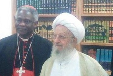 Kardinali Peter Turkson, kryetar  i Këshillit Papnor për Drejtësi dhe Paqe, dhe Ajetullah Naser Makarem Shirazi
