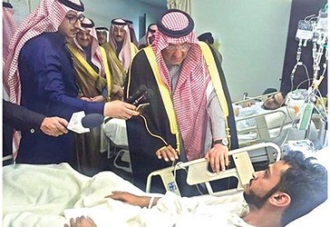 Princi, Muhammed bin Naif, së bashku me zyrtarë të lartë, viziton një të plagosur në sulmin terrorist Al-Ahsa në një spital të shtunën.