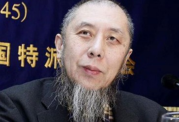 Dr.Hassan Ko Nakata në një konferencë për shtyp, Tokio, 2015