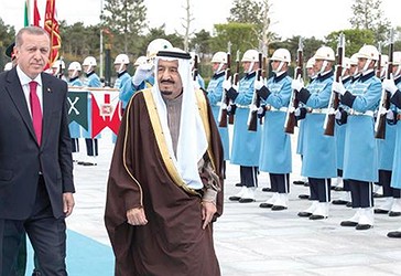 Kujdestari i dy Xhamive të Shenjta, Mbretit Salman dhe Kryetari i Turqisë, Rexhep Tajip Erdogan  pranë pallatit presidencial në Ankara