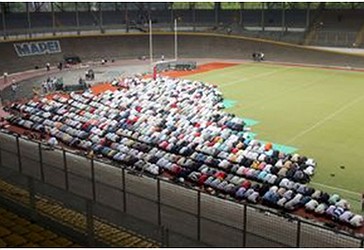 Besimtarët musliman në Itali duku u falur në fushë të futbollit