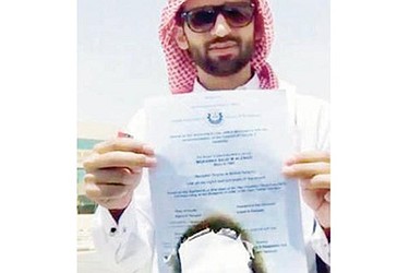 Dentisti saudit, Muhana Saud, tregon  certifikatën e tij të djegur