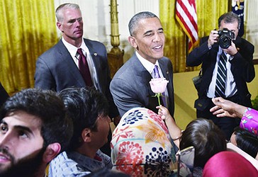 Kryetari amerikan Barack Obama merr një trëndafil  gjatë një pritje të muslimanëve  në Shtëpinë e Bardhë