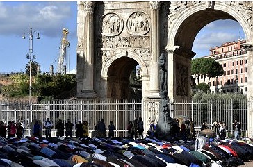 Muslimanët në Romë, Itali, falën në rrugë, para Koloseut