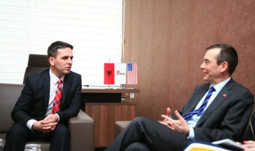 Bilal Kasami duke i dhene besen ambasadorit amerikan