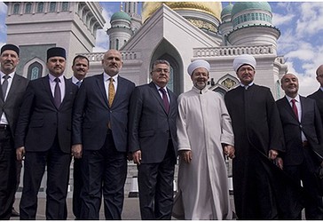 Myftiu Mehmet Gormez  si imam në namazin e xhumasë,      në xhaminë e re në Kostroma, në perendim të Rusisë.