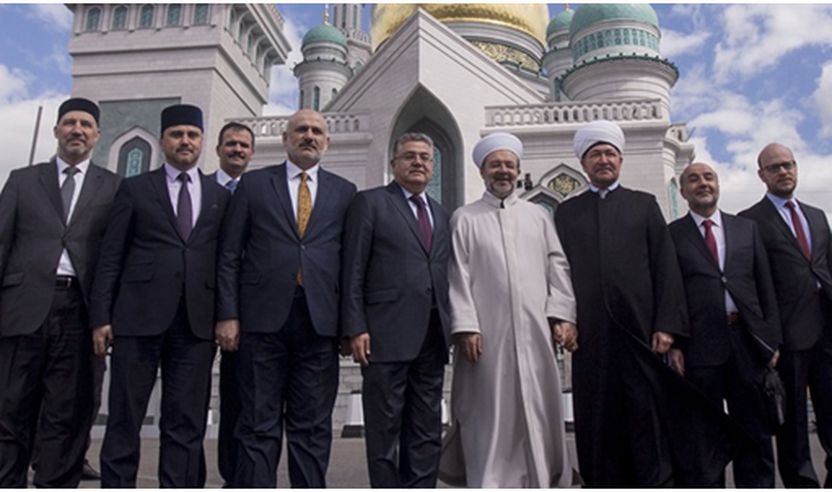 Myftiu Mehmet Gormez  si imam në namazin e xhumasë,      në xhaminë e re në Kostroma, në perendim të Rusisë.