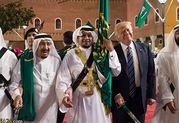 Presidenti Trump mban një shpatë dhe kërcen me kërcimtarë tradicionalë gjatë një ceremonie të mirëpritur në Pallatin Murabba në Riad,  më 20 maj, 2017.