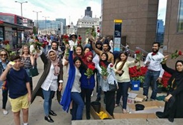 Njerëzëzve që ecnin në Urë të Londrës iu dhuruan trëndafila të kuq në  shenjë  solidariteti dhe dashurie.