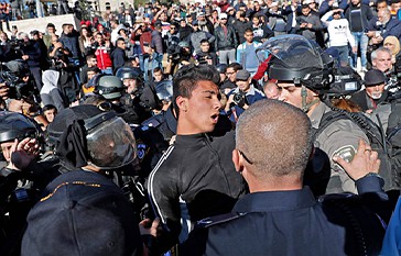 Forcat izraelite dhunë ndaj protestuesve palestinezë gjatë një demonstrate kundër njohjes së Presidentit të SHBA-së Donald Trump nga Jeruzalemi si kryeqyteti i Izraelit, pranë  Beit El në Ramallah, Bregu Perendimor, më 12 dhjetor 2017.