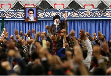 Udhëheqësi i Revolucionit Islamik Ajetullah Sejjid Ali Hamenei duke përshëndetur një grup adoleshentësh dhe të rinjsh gjatë një takimi më 10 mars 2018 në Teheran (foto e mundësuar nga leader.ir)