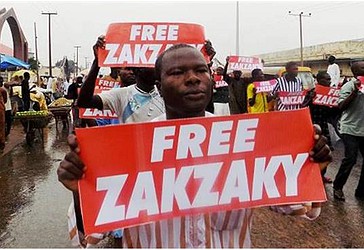 Gjatë një proteste të 11 gushtit të vitit 2018 në rrugët e qytetit verior të Nigerisë, Kano, protestuesit nga Lëvizja Islamike në Nigeri (LIN) mbajë në duar shkrime me anë të së cilëve bëjnë presion për lirimin nga burgu të udhëheqësit të tyre, Ibrahim Zakzaky dhe bashkëshortes së tij. (Foto e mundësuar nga AFP)