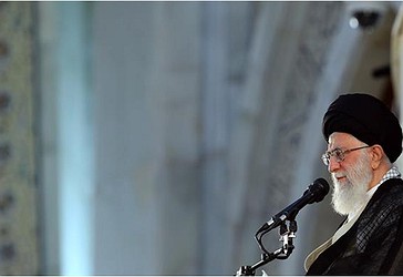 Udhëheqësi i Revolucionit Islamik, Ajetullah Sejjid Ali Hamenei i është drejtuar mijëra iranianëve nga rradhët e popullit dhe zyrtarëve të shtetit të mbledhur në muzeumin e krijuesit të Republikës Islamike të Iranit, Imam Humeinit në Teheran më 4 qershor të vitit 2018, gjatë përkujtimit të përvjetorit të 29 të vdekjes së të ndjerit. (foto e mundësuar ngakhamenei.ir)