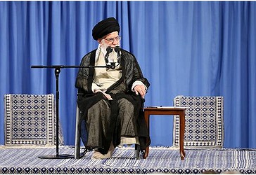 Udhëheqësi i Revolucionit Islamik, Ajetullah sejjid Ali Hamenei ka zhvilluar një takim me një grup të përbërë nga profesorë universitetesh dhe akademikë në Teheran më 10 qershor 2018. (Foto e mundësuar nga faqja leader.ir)
