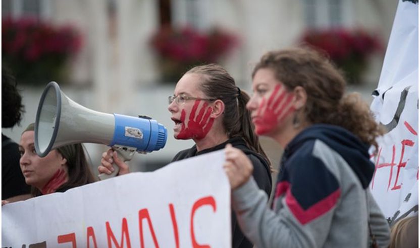 Kombi është i ndarë nëse termi "femicid" - vrasja e grave sepse ato janë gra - duhet t'i shtohet  kodit  penal.